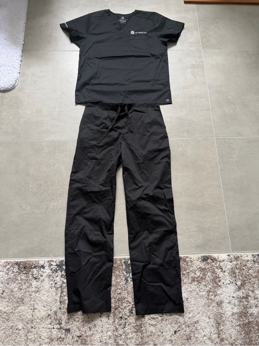 MENS BLACK SCRUBS SET. Top- Small. Bottom- Medium. Unisex.Brand new without tags